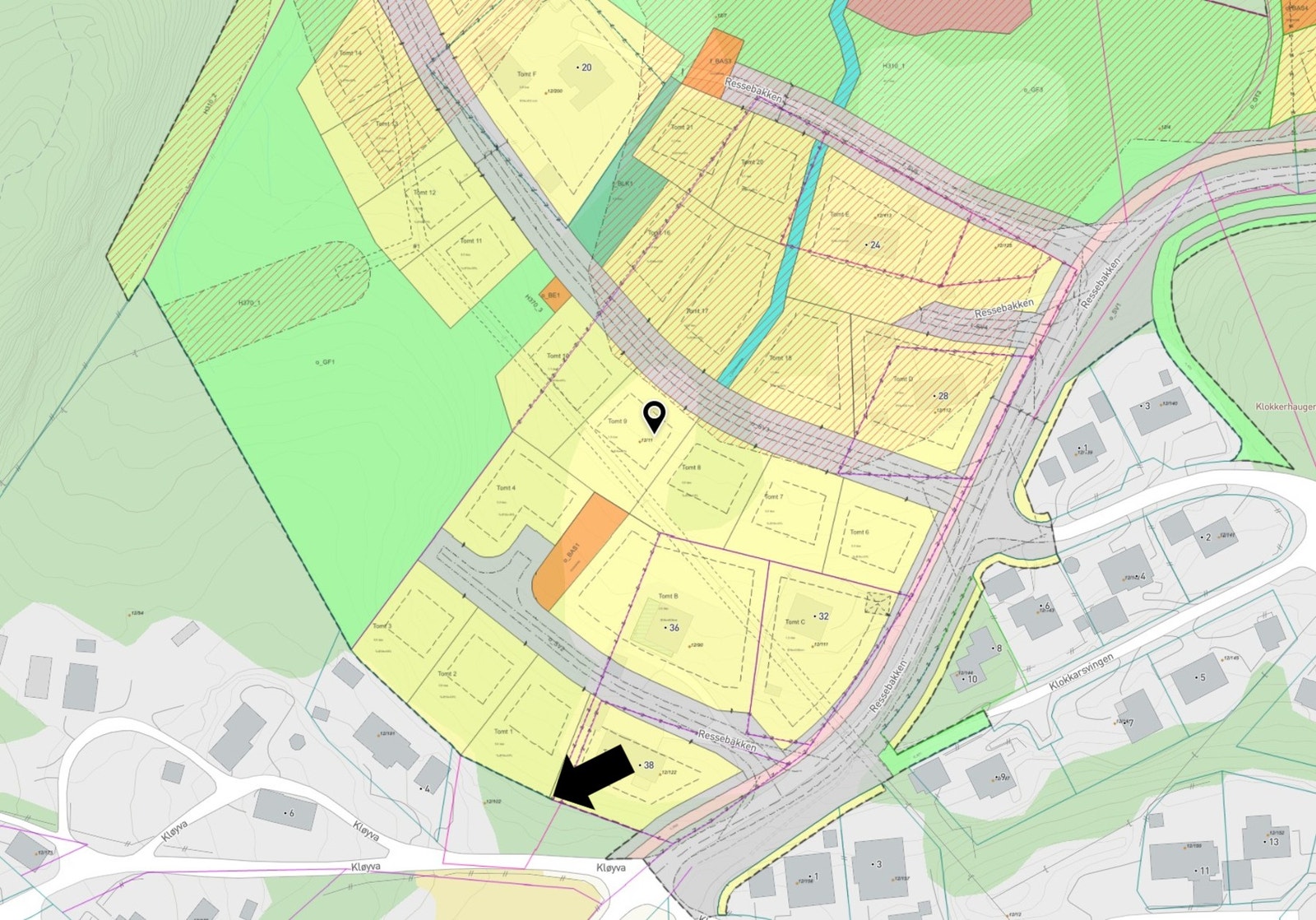 Ressebakken boligfelt med 26 boligtomter er planlagt på nordsiden av eiendommen (merket med pil) Galleribilde