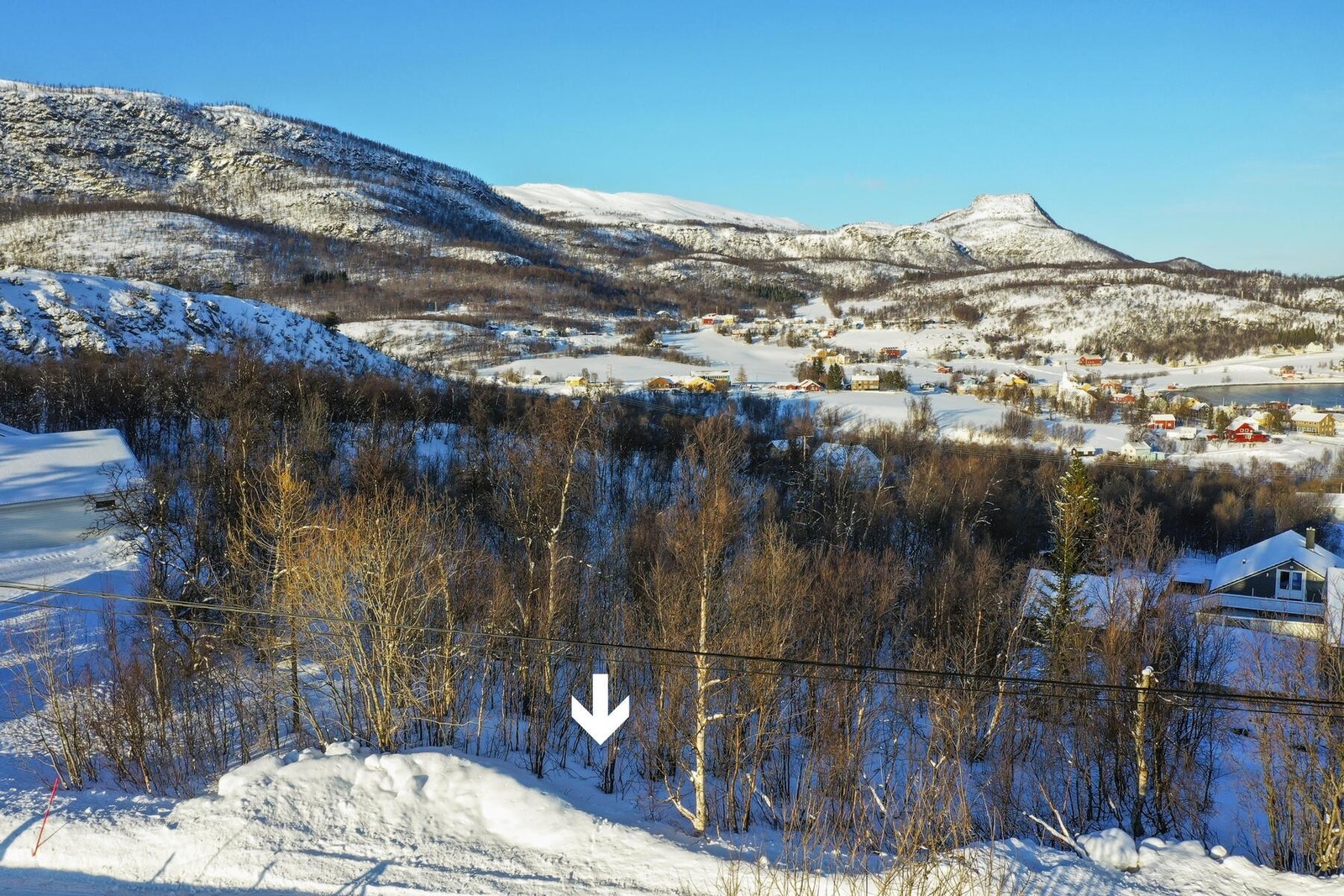 Tomta ligger på toppen av Ressebakken, like ovenfor det nye boligfeltet i Talvik Galleribilde