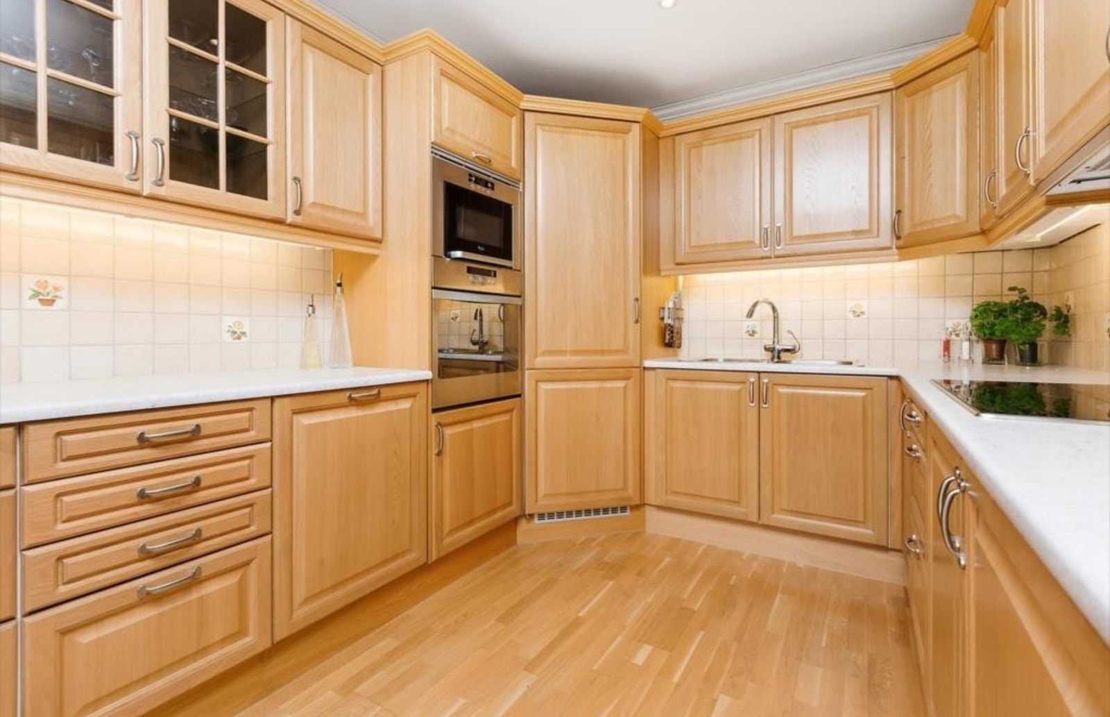 Delvis åpent og romslig kjøkken Galleribilde