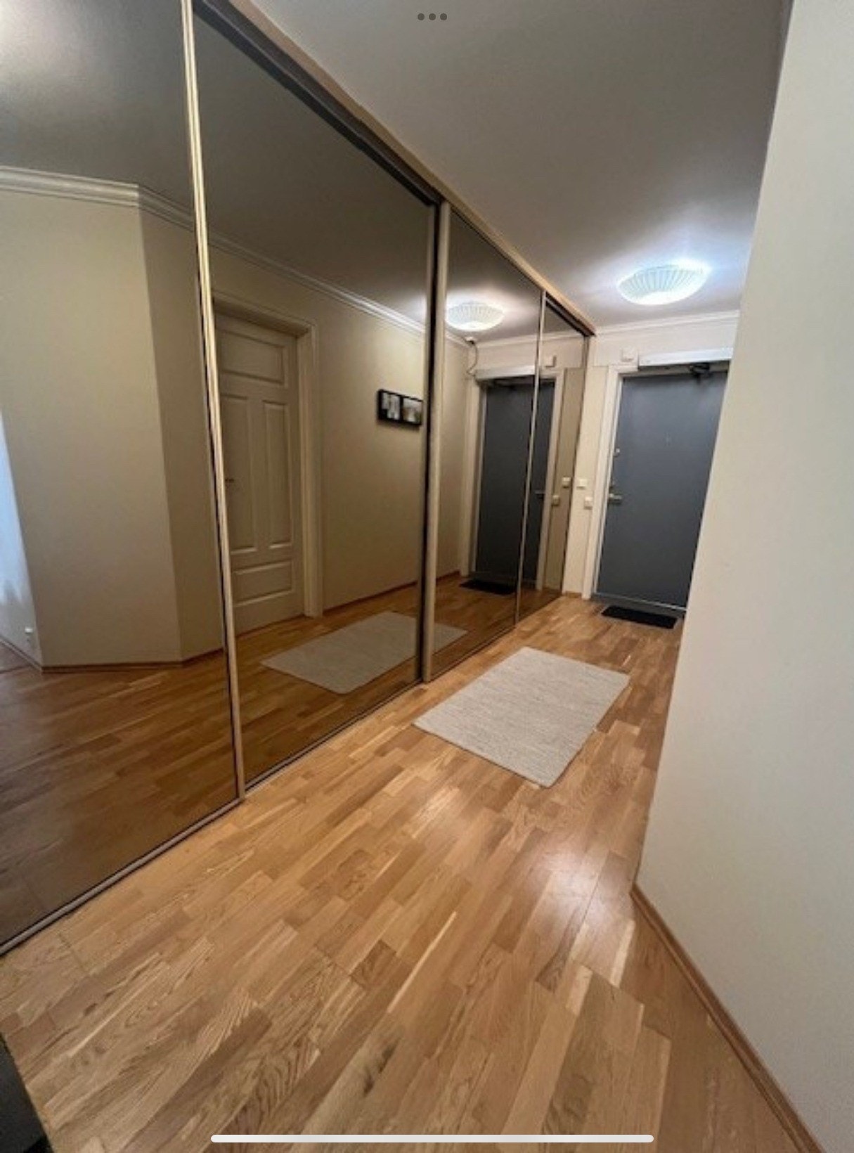 Gang med mye skapplass Galleribilde