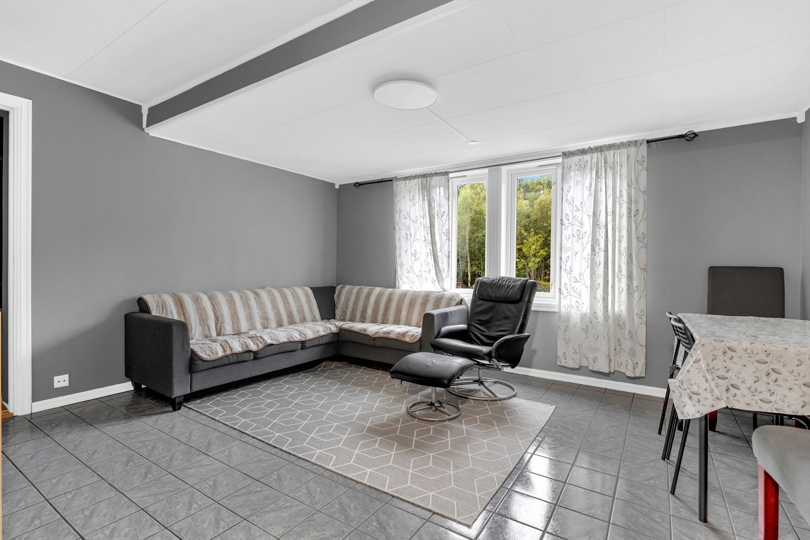 Hybel: Leiligheten har en romslig stue med flere møbleringsmuligheter. Galleribilde