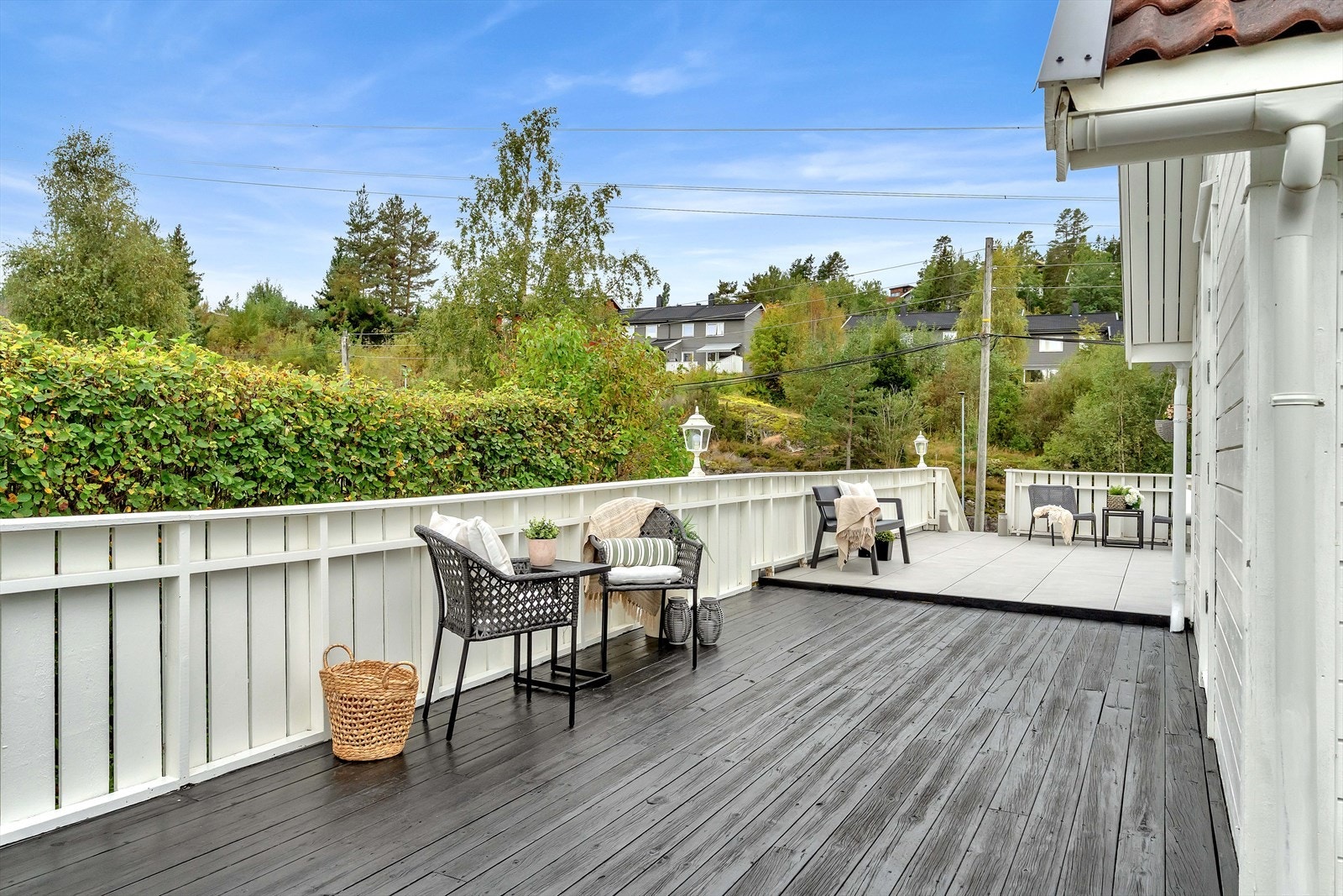 Terassen har flere naturlige soner, som gir plass til både sofa- og spisegruppe. Galleribilde