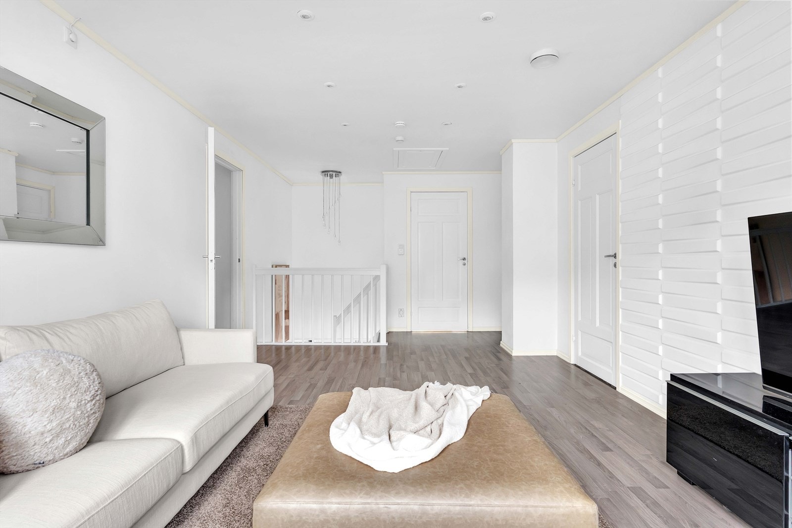 Her er det god plass til sofagruppe med tilhørende TV-møblement. Galleribilde