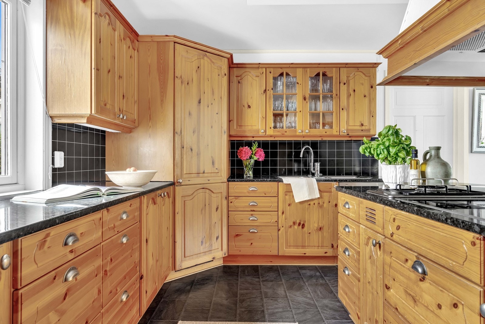 Størrelsen gjør det mulig for at flere personer kan stå for matlagingen. Galleribilde