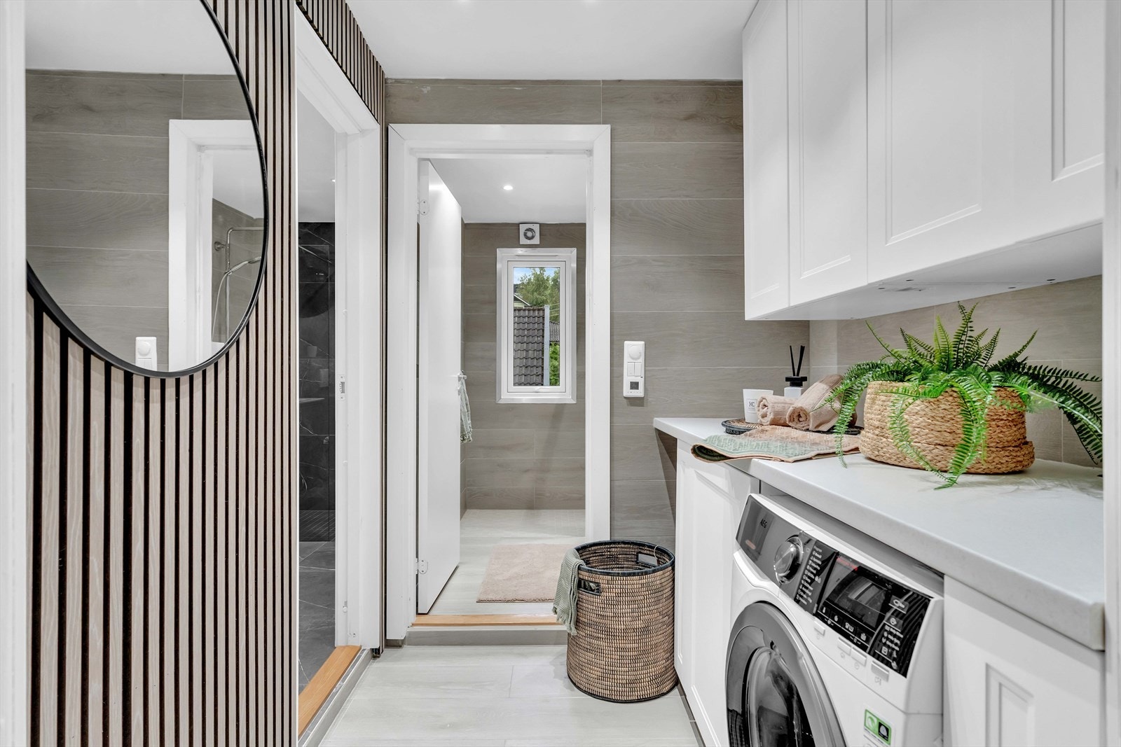 Boligen har eget vaskerom med opplegg for vaskemaskin. Den brede arbeidsbenken gir god plass til bretting av klær. Galleribilde