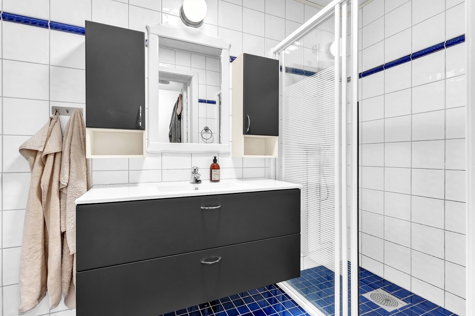 Hybel 2: Badet har god oppbevaringsplass med dobbeltservant og to veggskap. Galleribilde