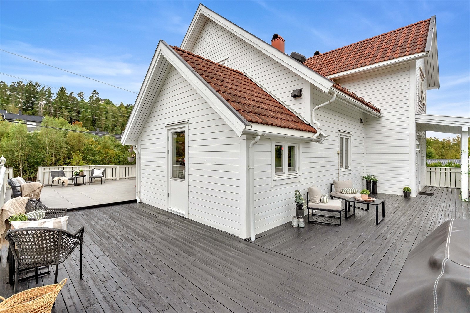 Boligen har en stor terrasse som strekker seg rundt boligen - her kan du nyte finværet hele dagen! Galleribilde