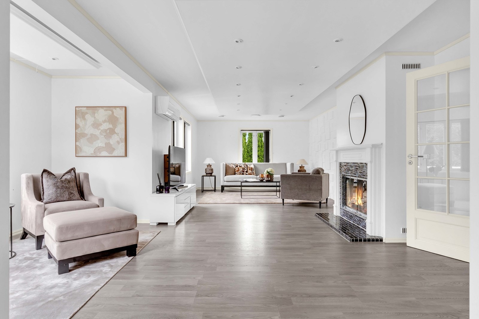 Det er god møbleringsfrihet i stuen, så her kan man enkelt innrede med flere sittegrupper. Galleribilde