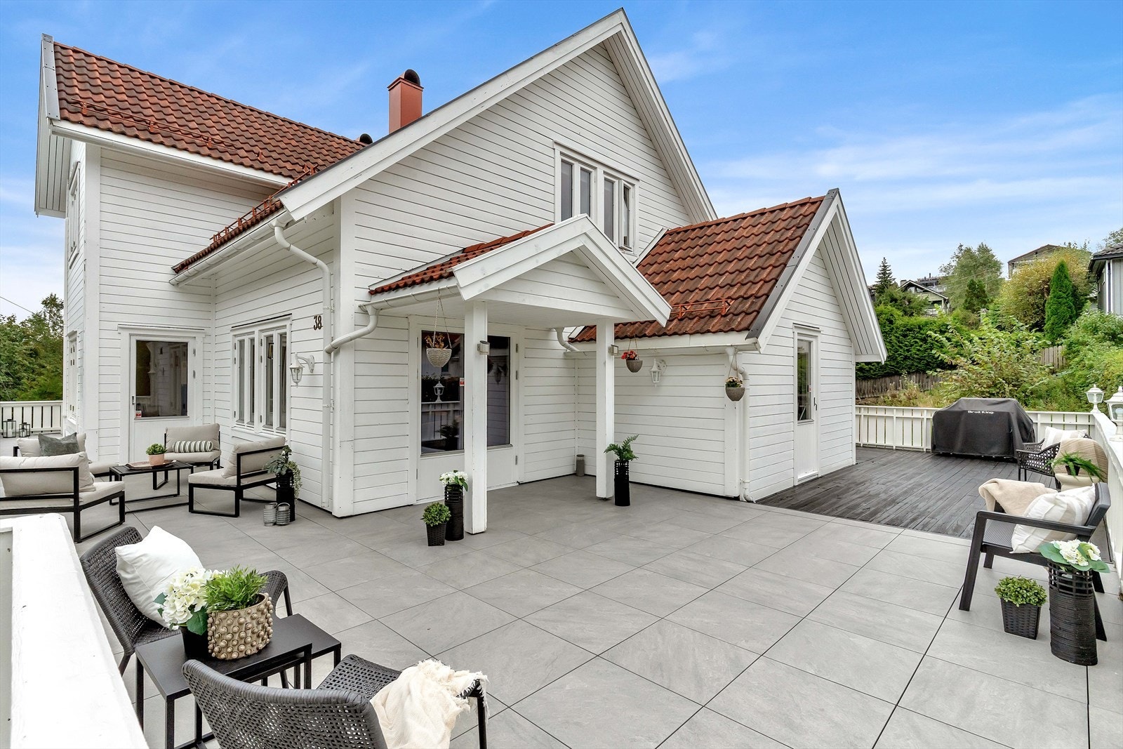 Dette er en stor enebolig med sentral beliggenhet på Rasta i Lørenskog. Galleribilde