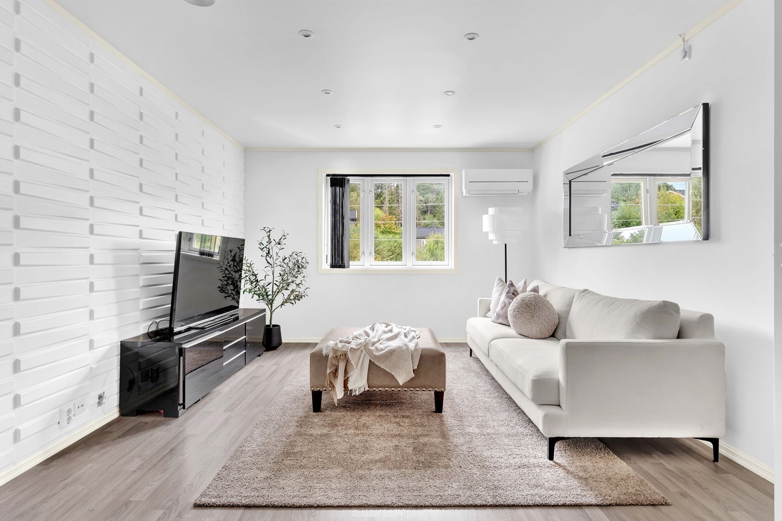 Stuen i 2. etasje er åpen og romslig, med gode lysforhold. Galleribilde