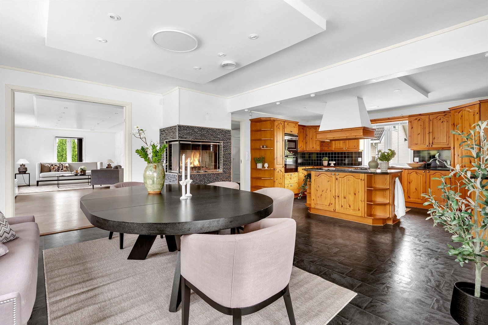 Rommet har en flott planløsning, godt tilpasset et sosialt liv. Galleribilde