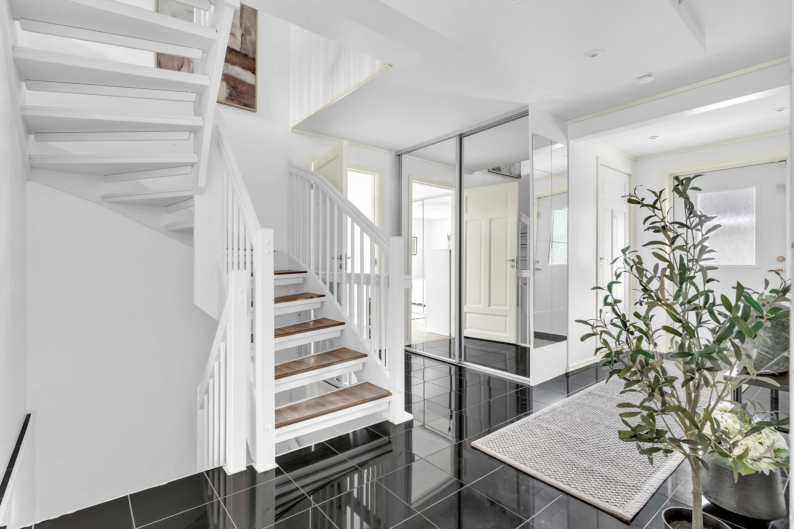 Trappen tar deg opp til boligens 2. etasje, hvor man finner flere soverom. Galleribilde