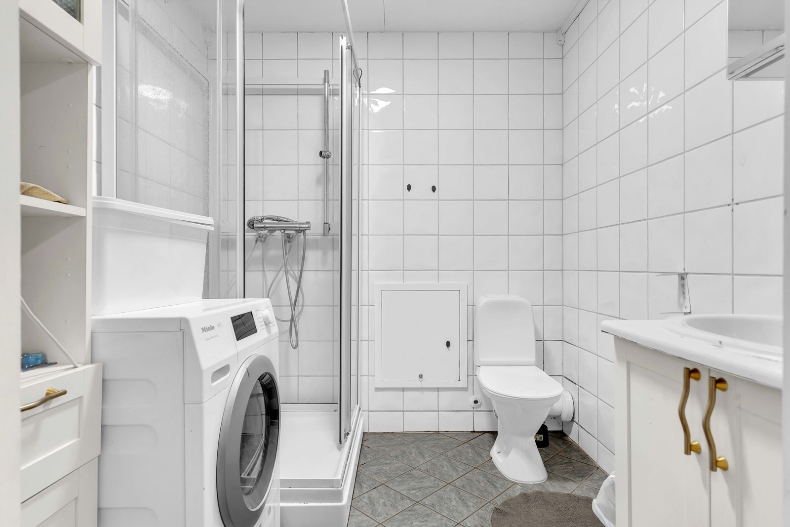 Hybel: Baderomsinnredningen består av toalett, servant, dusj og opplegg for vaskemaskin. Galleribilde