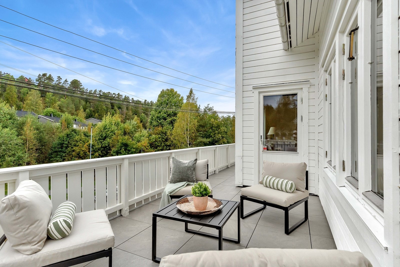 Frodige busker og trær gjør tomten skjermet og usjenert. Galleribilde