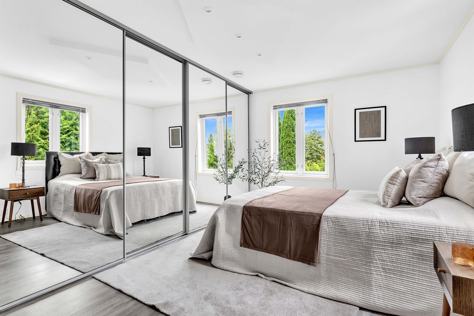 Stor skyvedørsgarderobe med god plass til klesavheng. Galleribilde