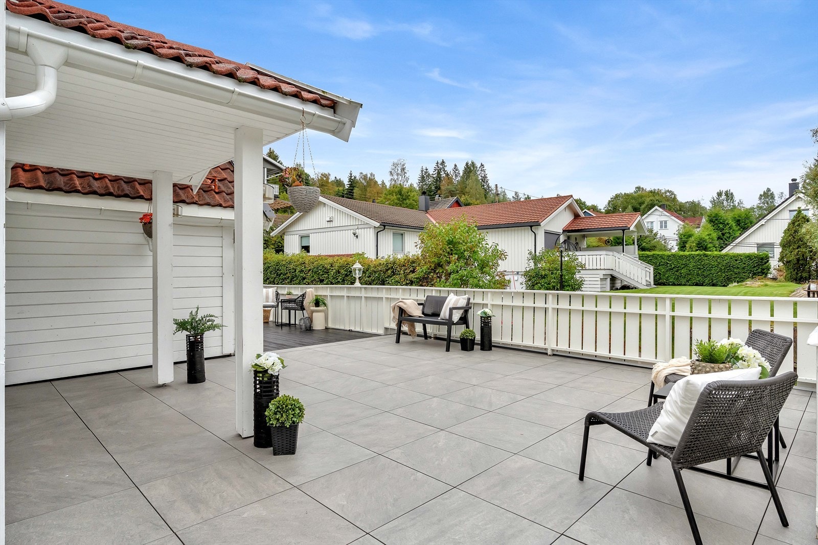 En flott terrasse med god boltreplass til både festmåltider og avslappende sommerkvelder i godt lag. Galleribilde