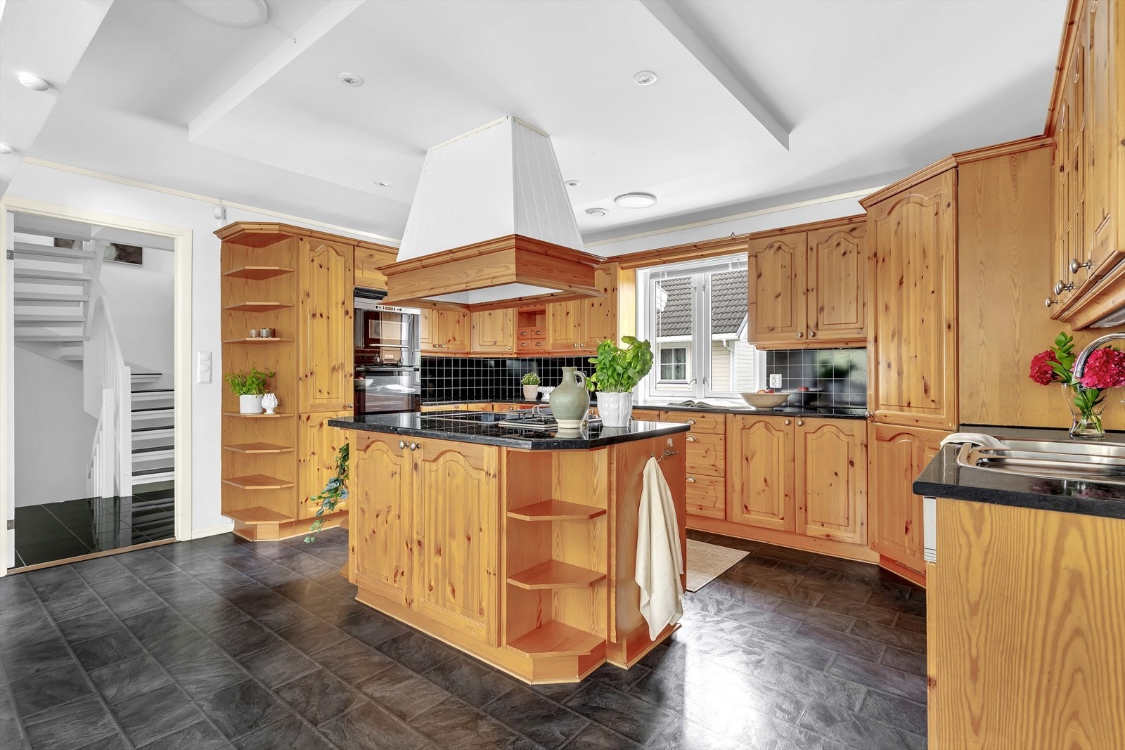 Kjøkkenet har en bruksvennlig og praktisk U-form samt kjøkkenøy med mye arbeidsplass. Galleribilde