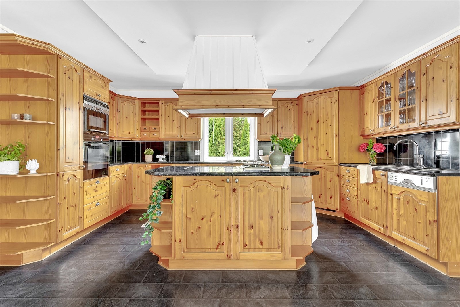 Stort og innholdsrikt kjøkken med masse skap- og benkeplass. Galleribilde