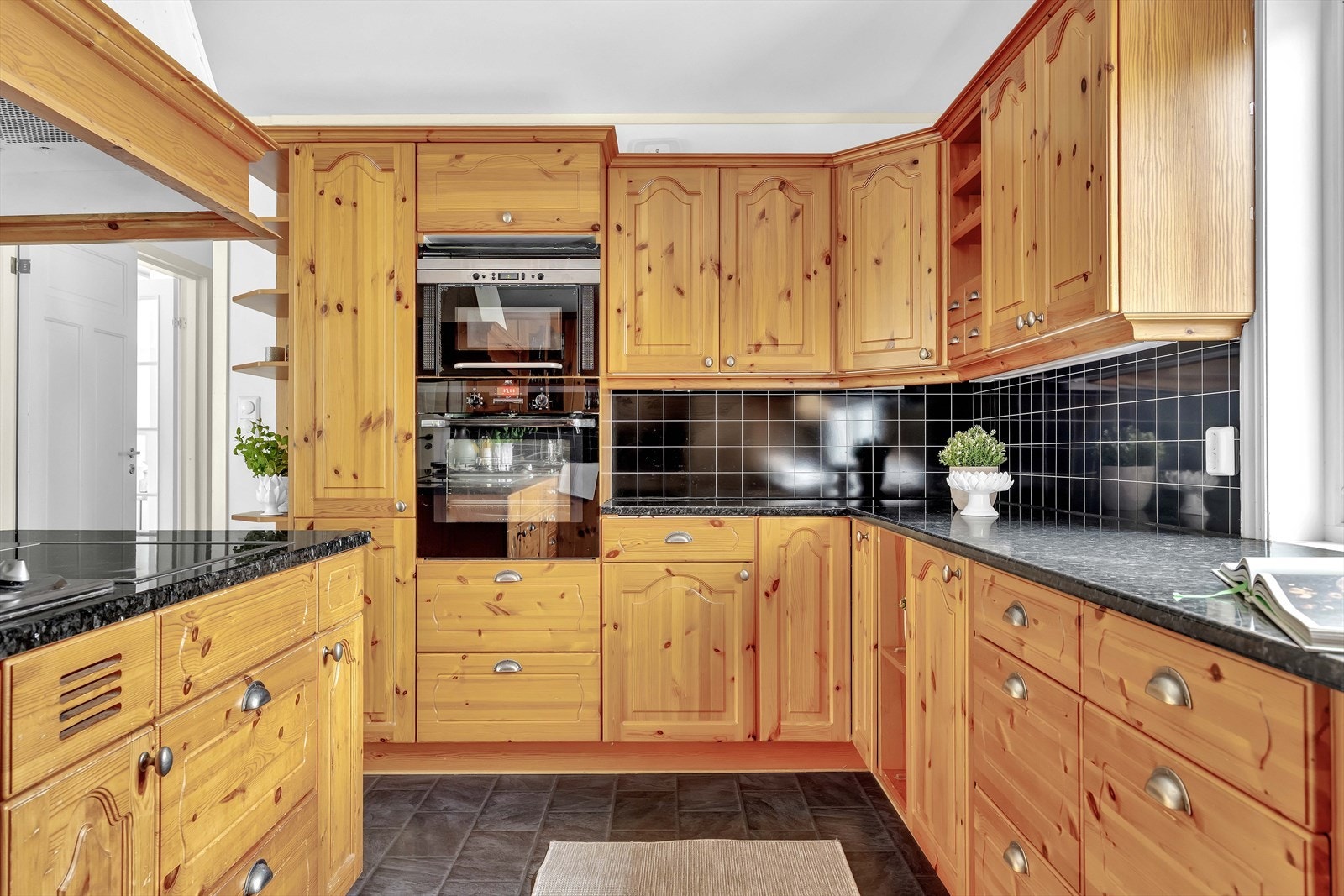 Velutstyrt kjøkken med medfølgende integrerte hvitevarer. Galleribilde