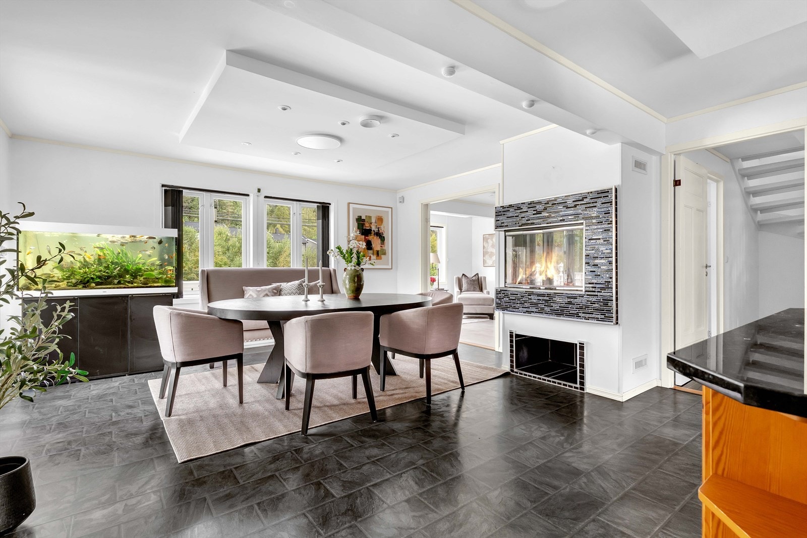 Spisestue og kjøkken ligger i åpen løsning og er et sosialt, luftig allrom med nydelige lysforhold. Galleribilde