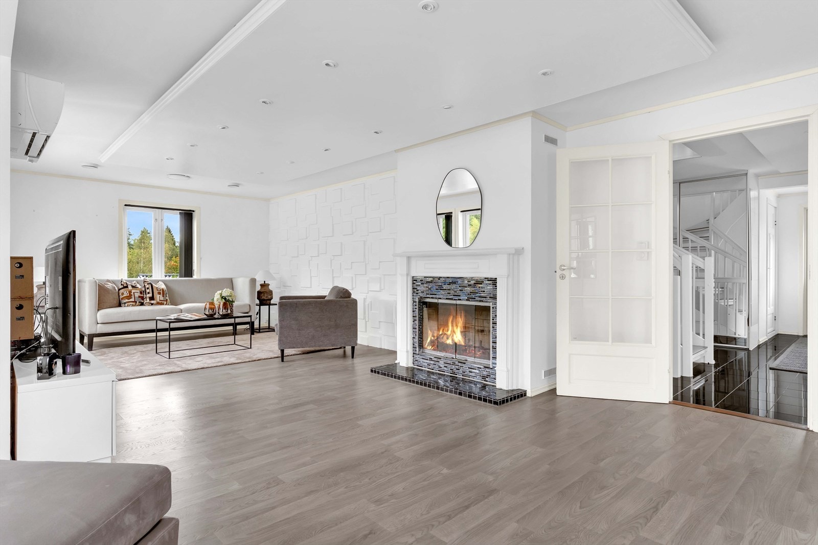 Som et ekstra stemningsskapende moment har stuen en peis som gir ekstra varme. Galleribilde