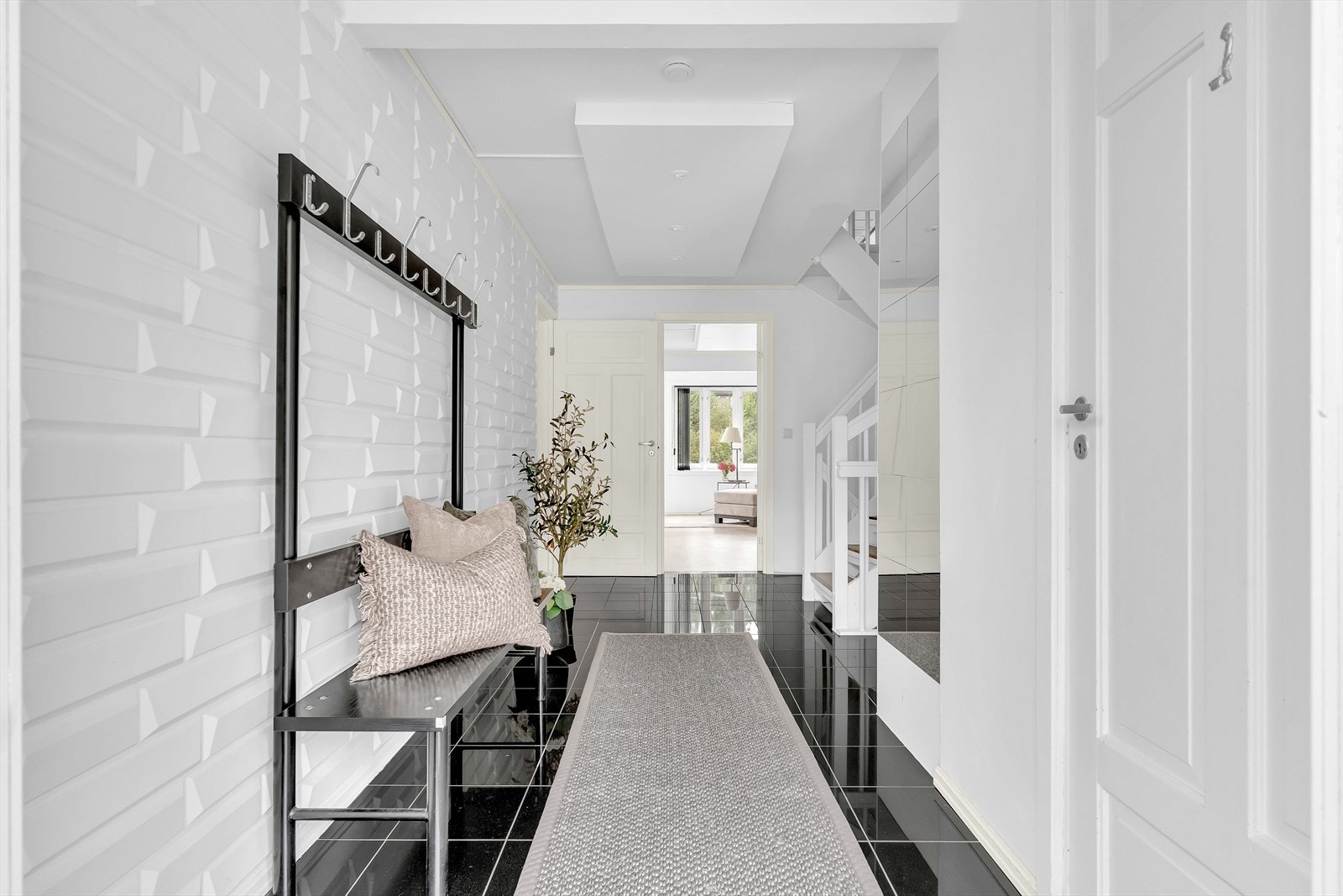 Velkommen inn! Entreen er lys og innbydende med flislagt gulv, som gir en eksklusiv følelse. Galleribilde