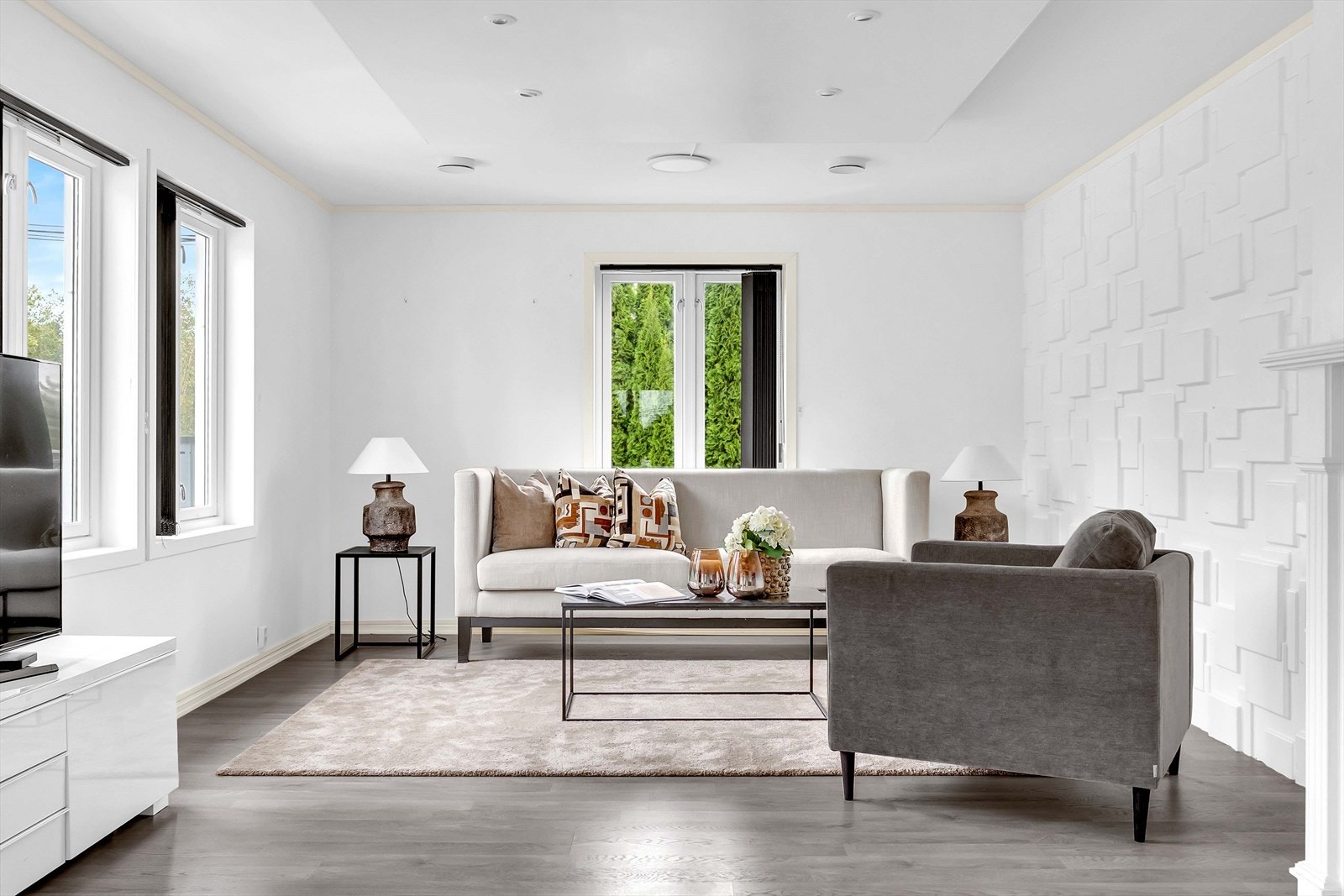 I hjørnet har du god plass til en større sofagruppe med tilhørende salongbord. Galleribilde