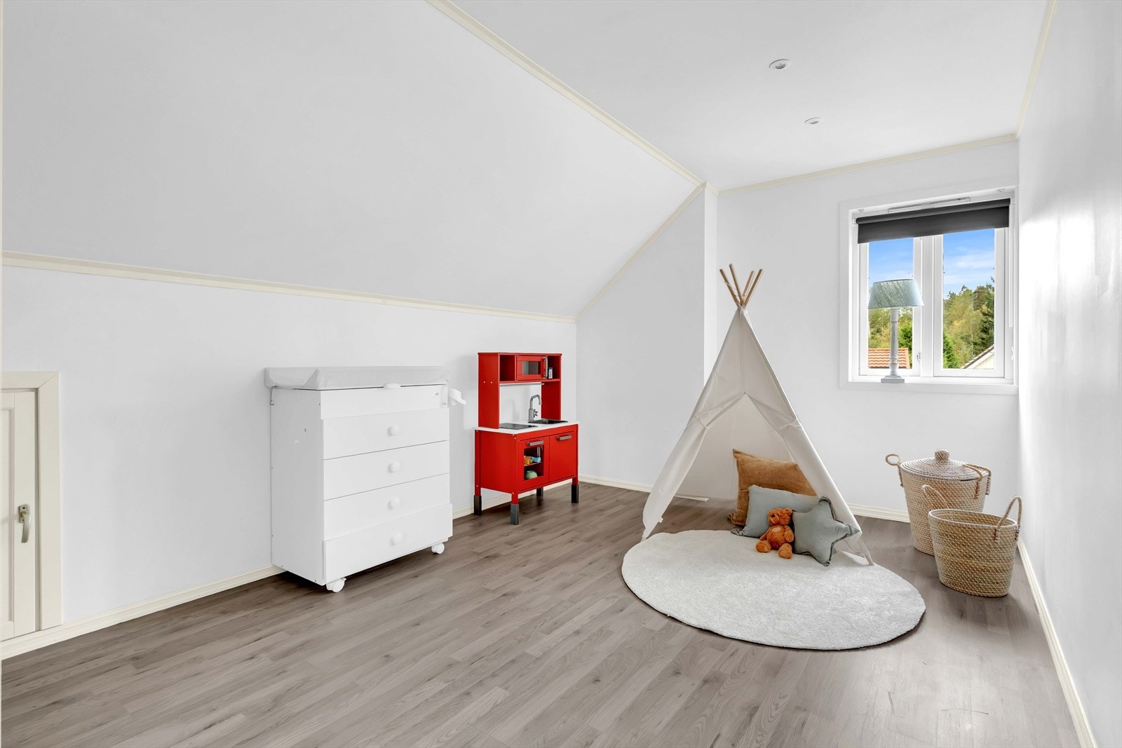 Soverom 2 passer perfekt som barnerom, med plass til seng, nattbord, leker og garderobeløsninger. Her er det rom for å vokse. Galleribilde