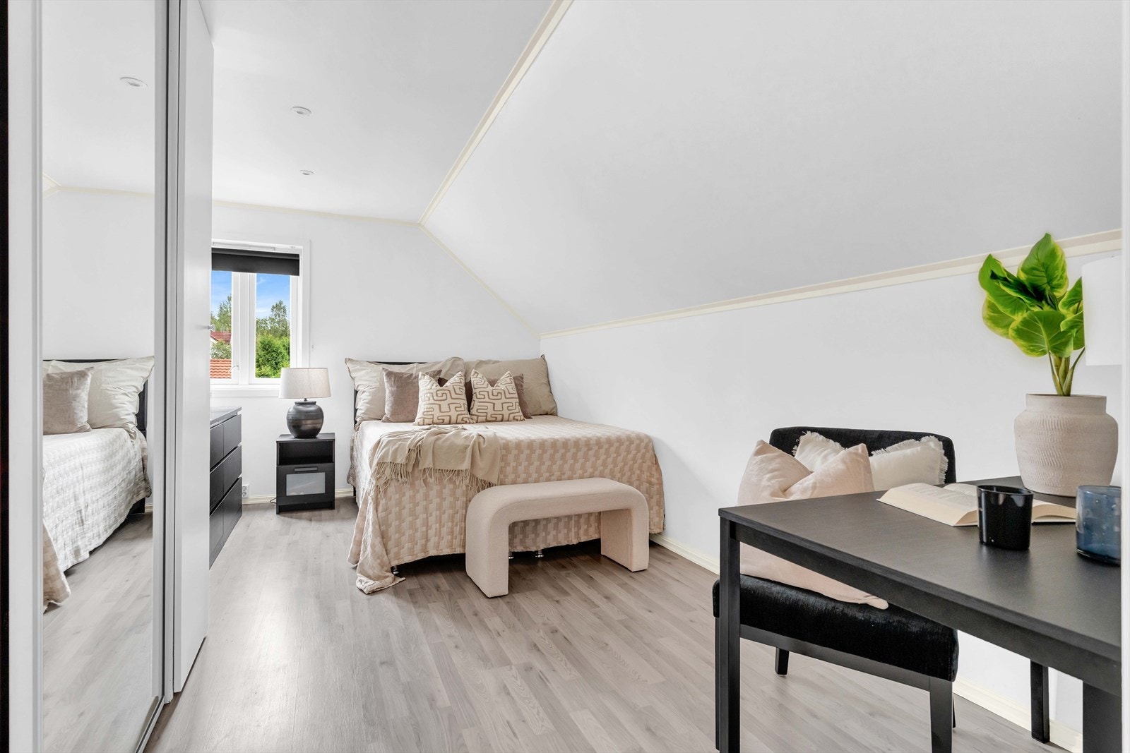 Boligen har fem delikate soverom, alle av god størrelse. Soverom 1 gir plass til seng, nattbord, garderobeløsning og andre innredningsmuligheter. Galleribilde