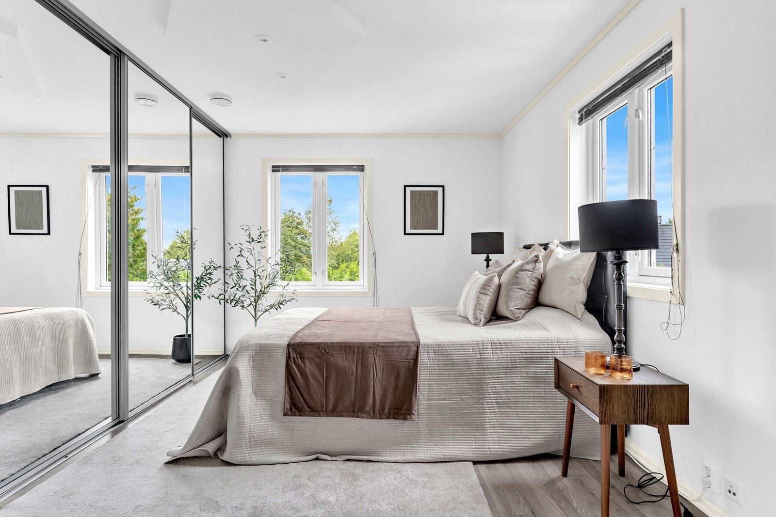 Hovedsoverommet har en svært god størrelse, nydelige lysforhold og god plass til både dobbeltseng og garderobeløsning. Galleribilde