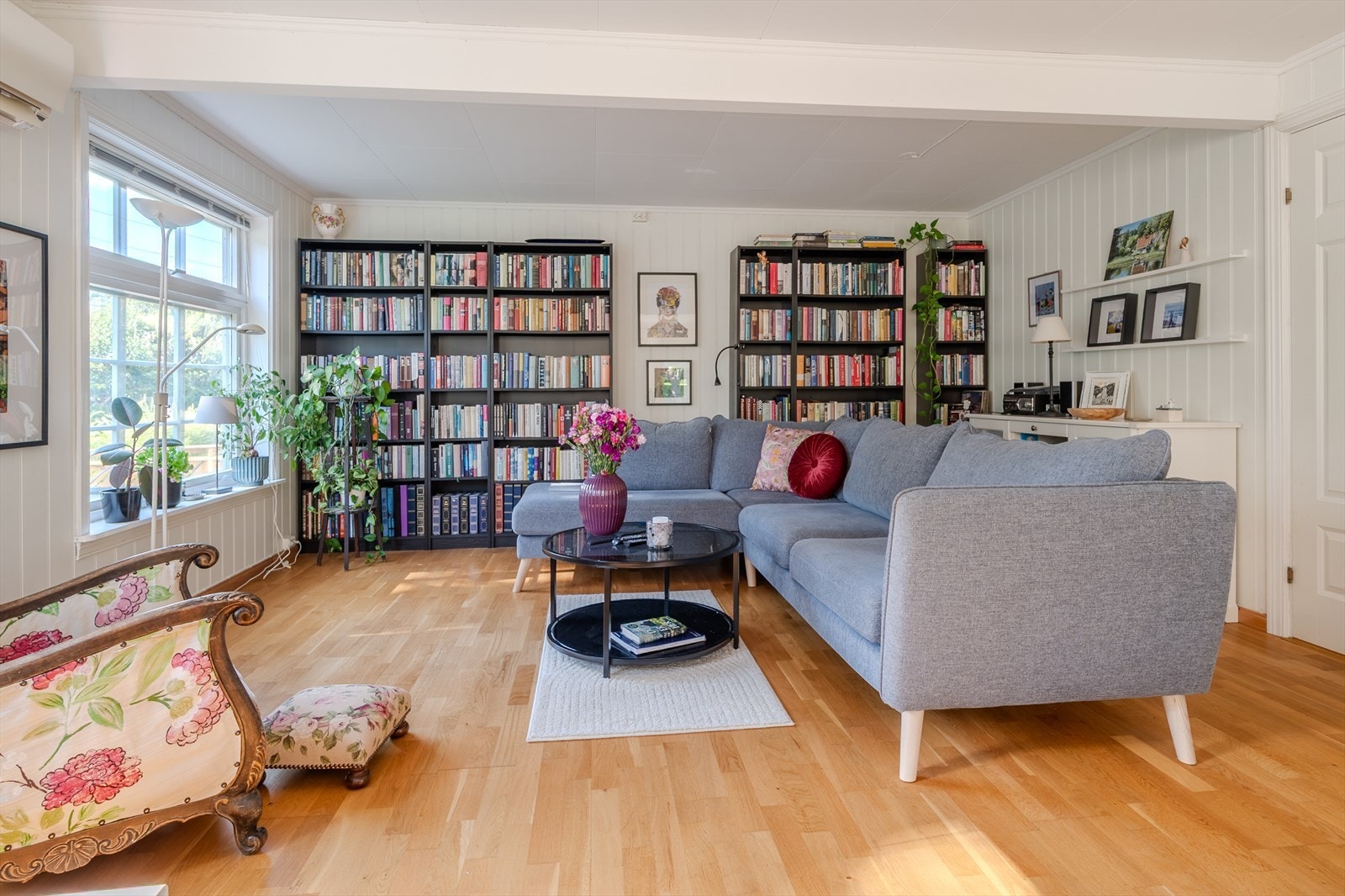 I stua er det eikeparkett og hvite panelplater Galleribilde