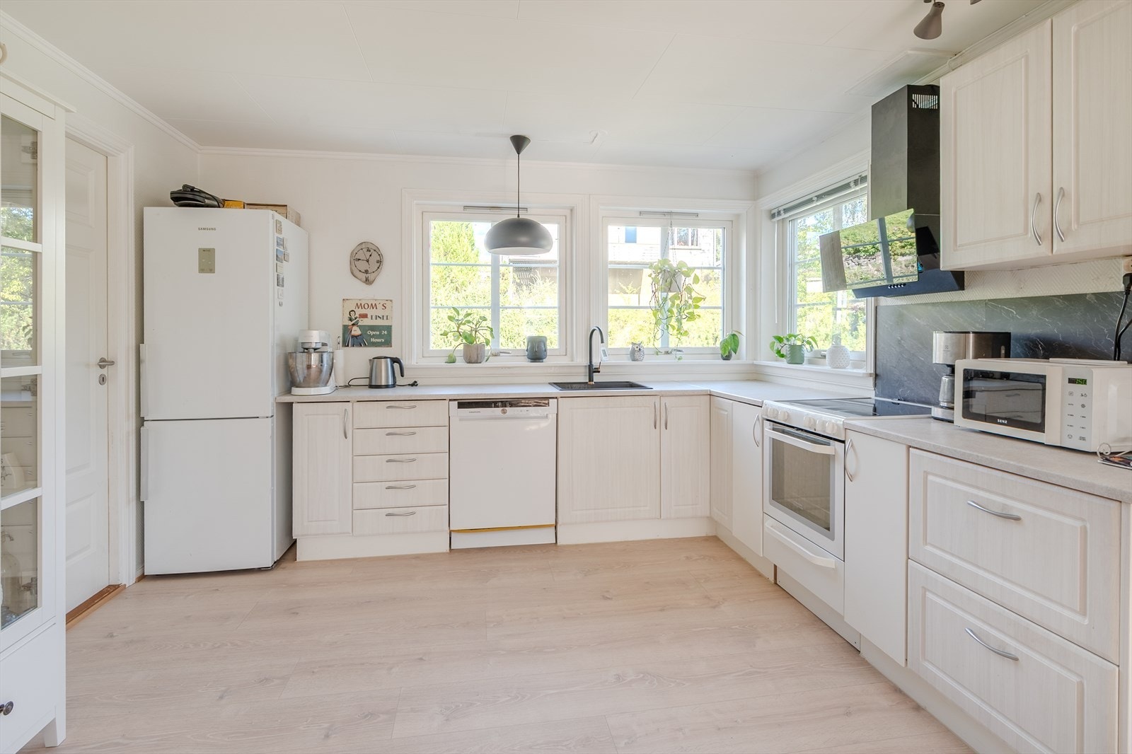 Lyst og trivelig kjøkken Galleribilde