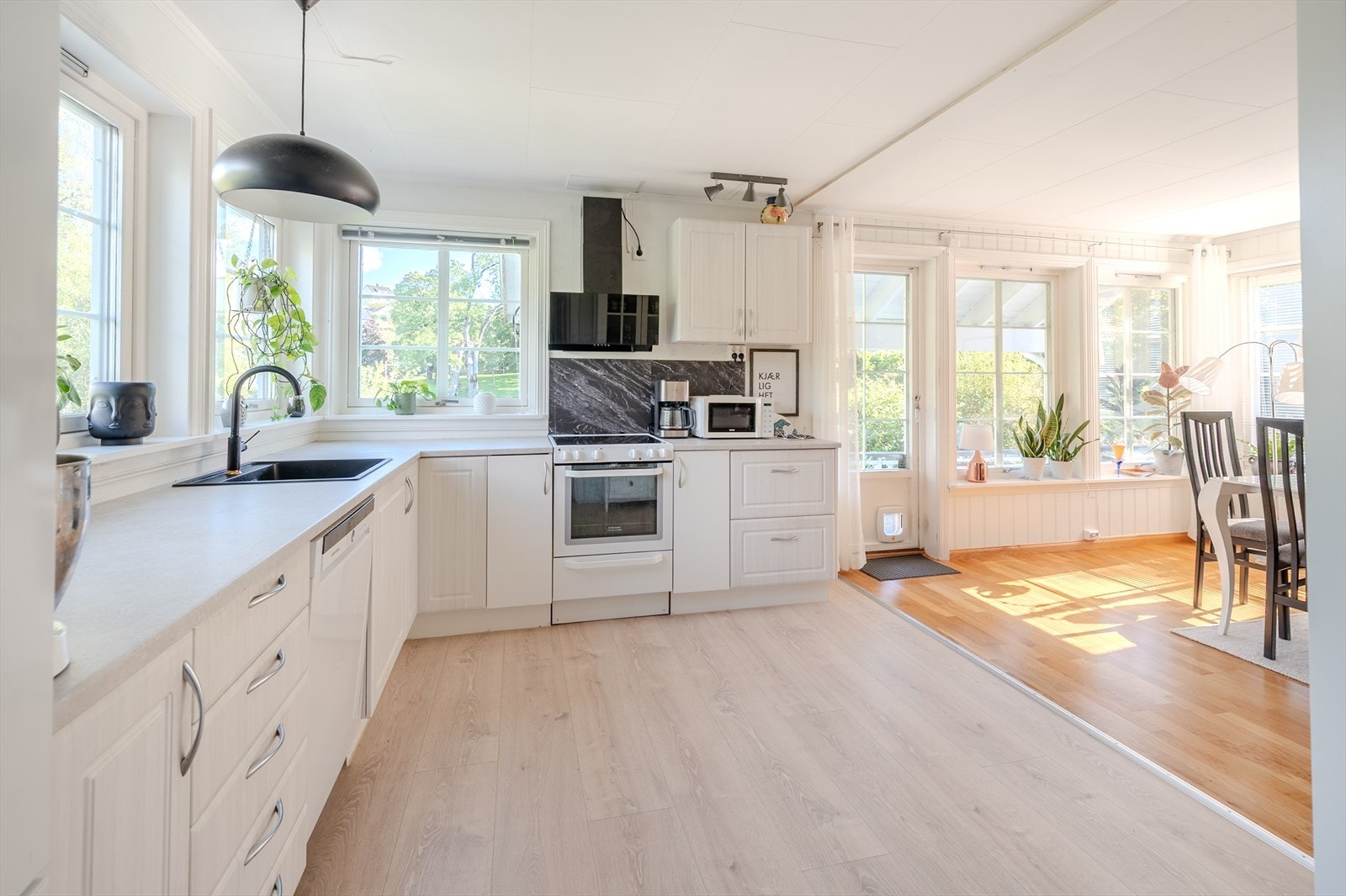 Kjøkkenet er åpent ut mot stua noe som gir en svært god romfølelse Galleribilde