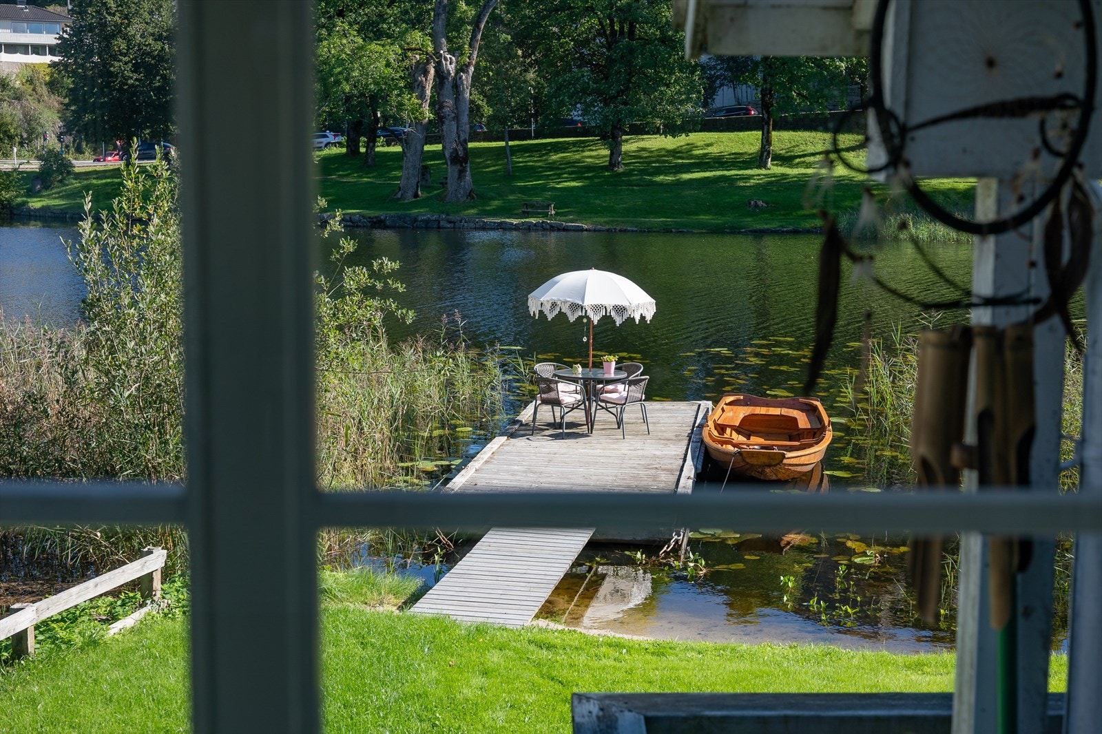 Hyggelig utsyn fra kjøkkenvinduet Galleribilde