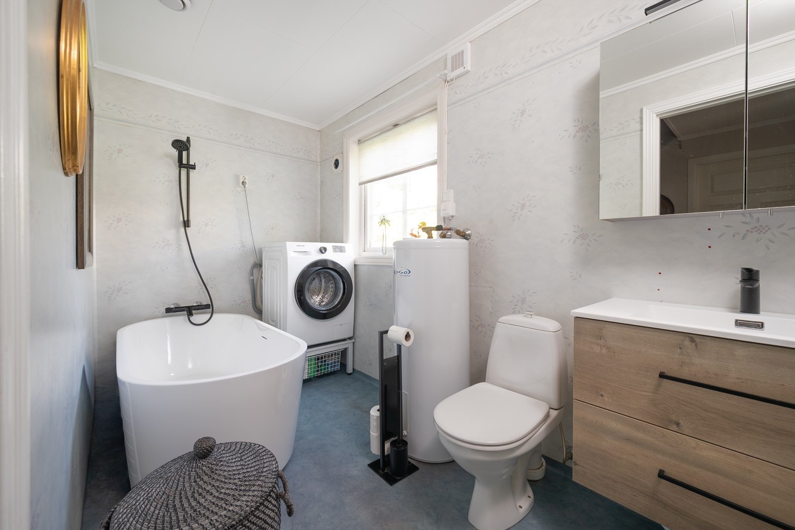 Badet i 1.et. er kombinert med vaskerom. Servant med speilskap og badekar er nytt. Galleribilde