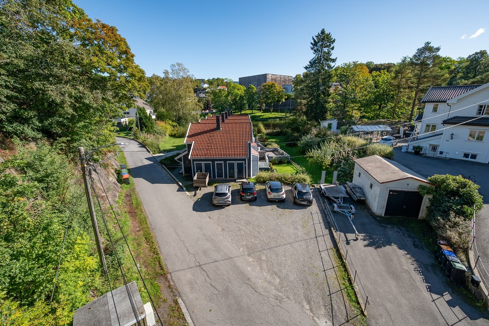 Alle har en sportsbod i tilknytning til P-plassen Galleribilde