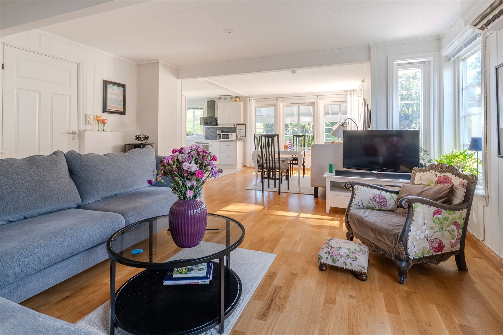 I stua er det montert både varmepumpe og vedovn Galleribilde