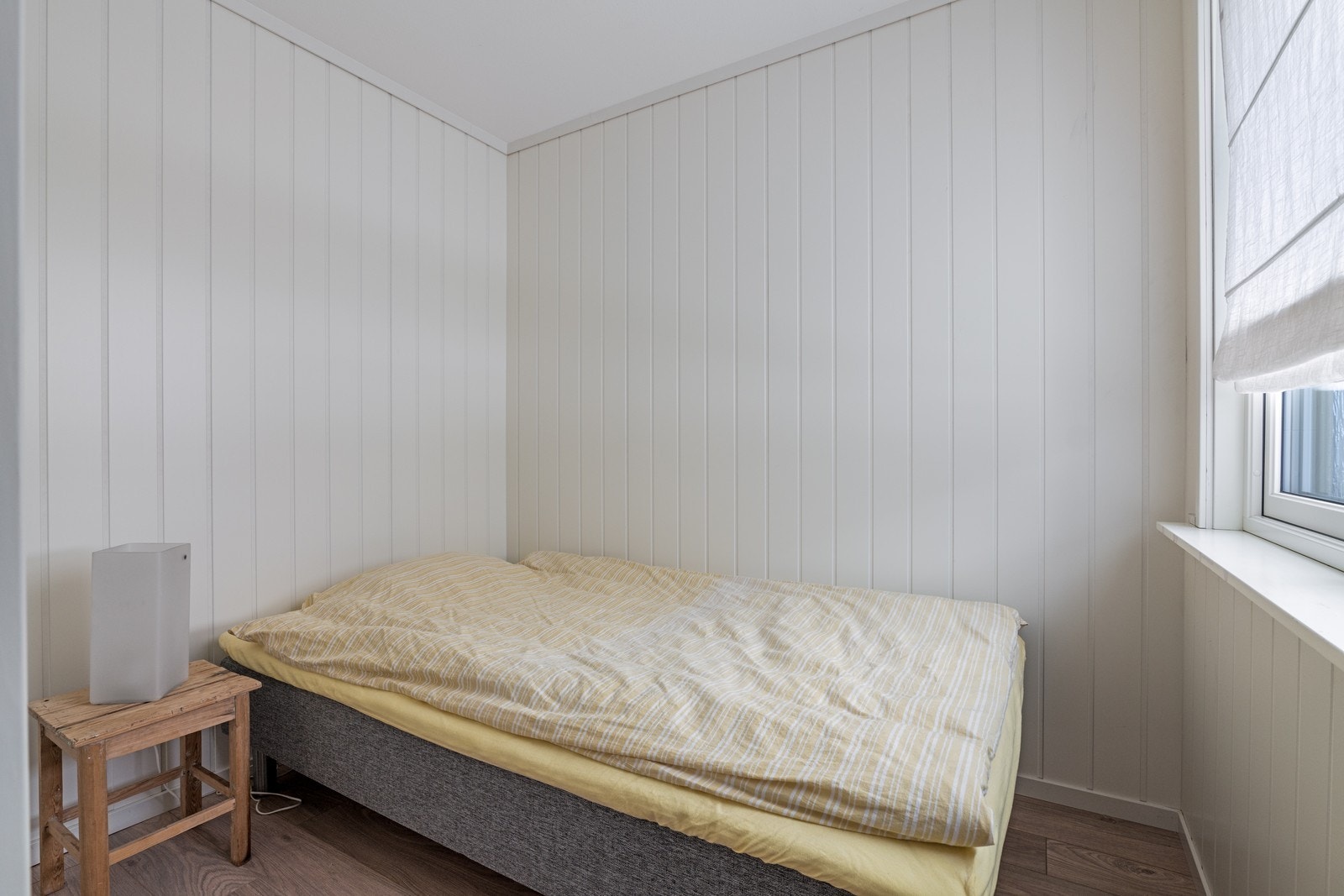 Romslig sovealkove med plass til dobbeltseng Galleribilde