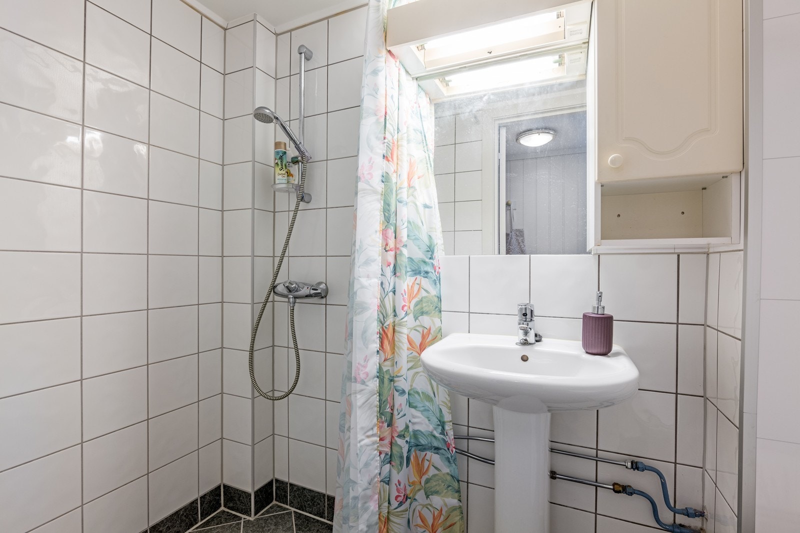 Flislagt bad med servant, toalett og dusj Galleribilde