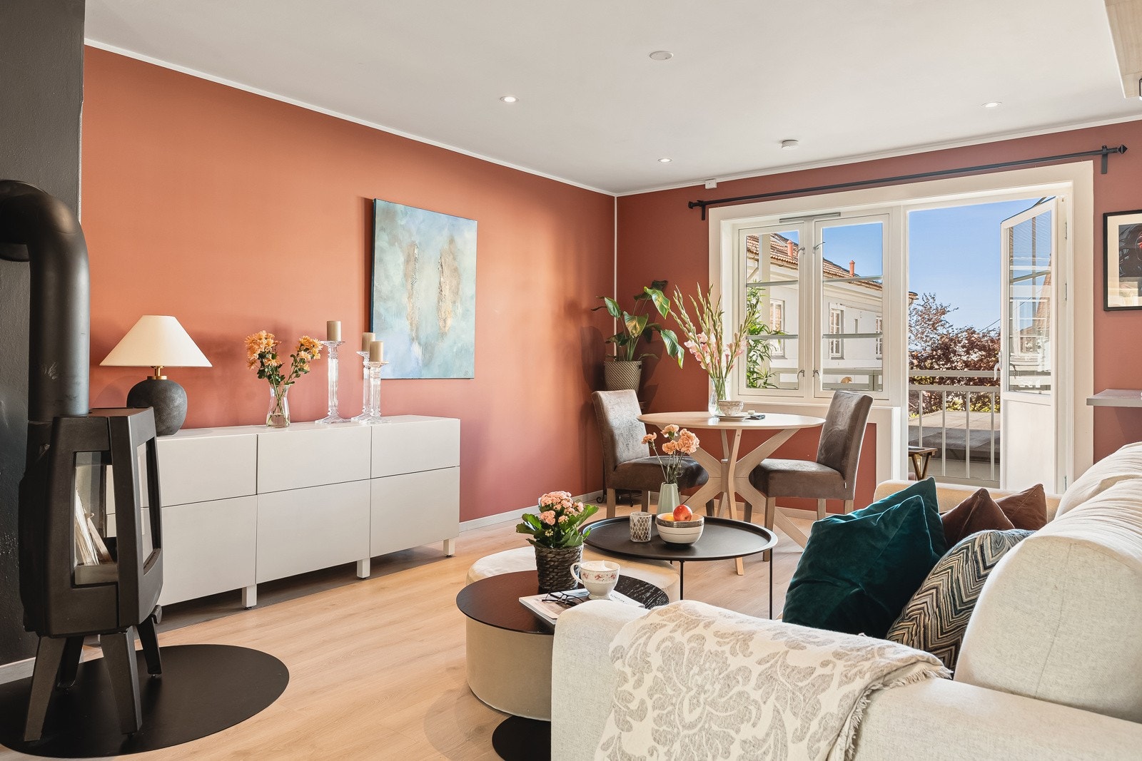 Stuen er romslig med gode vindusflater, samt plass til både sofa og spisegruppe. Galleribilde