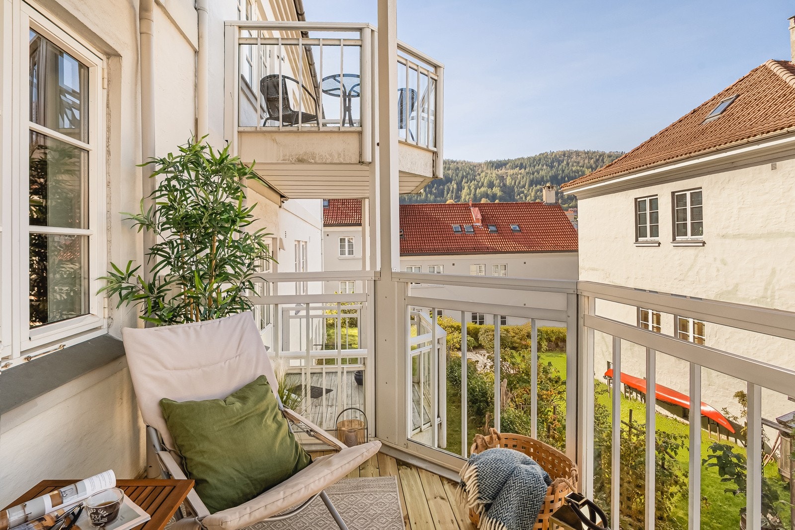 Pinnelien Hageby skiller seg ut med sine hvitmalte bygninger med stakittgjerder, smale gangveier, velholdte hager og fine fellesareal. Galleribilde