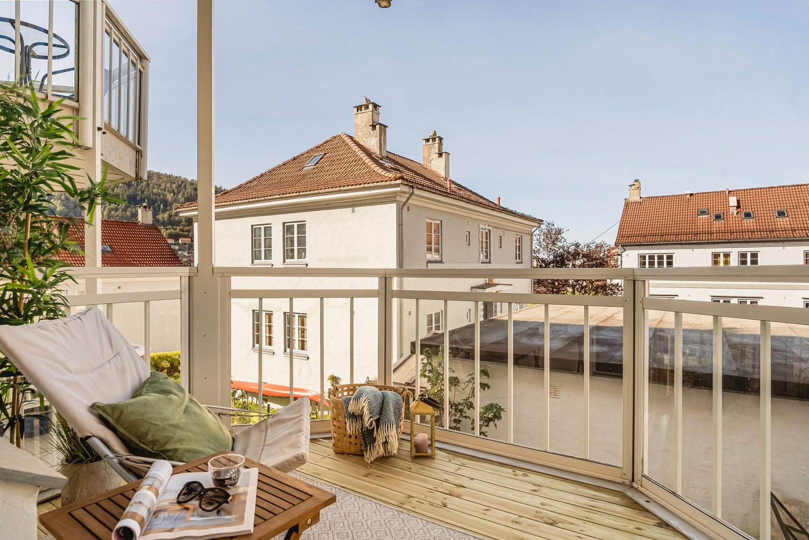 Velkommen til Edvard Griegs vei 32! En nydelig 2-roms leilighet i Pinnelien Hageby med god planløsning, altan og flere oppbevaringsmuligheter! Galleribilde