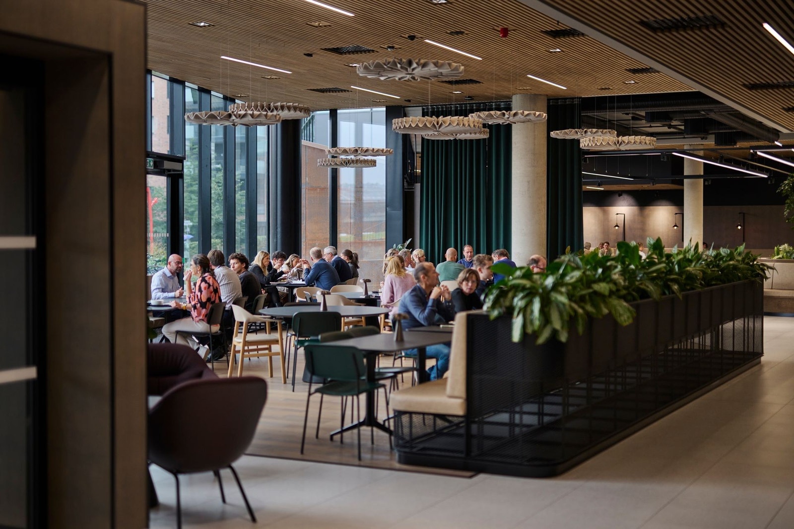 Lys og romslig kantine på gateplan Galleribilde