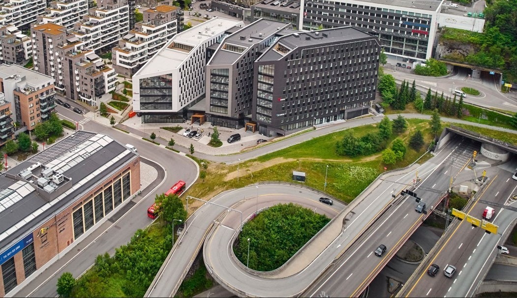 Eiendommen har stor parkeringsdekning i kjeller og kobler deg raskt på E6 Galleribilde