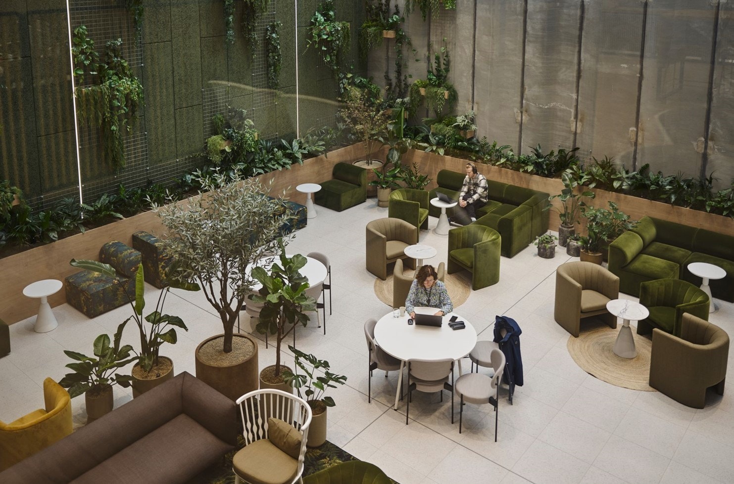 Sosialt vrimleområde utenfor møteromssenter Galleribilde