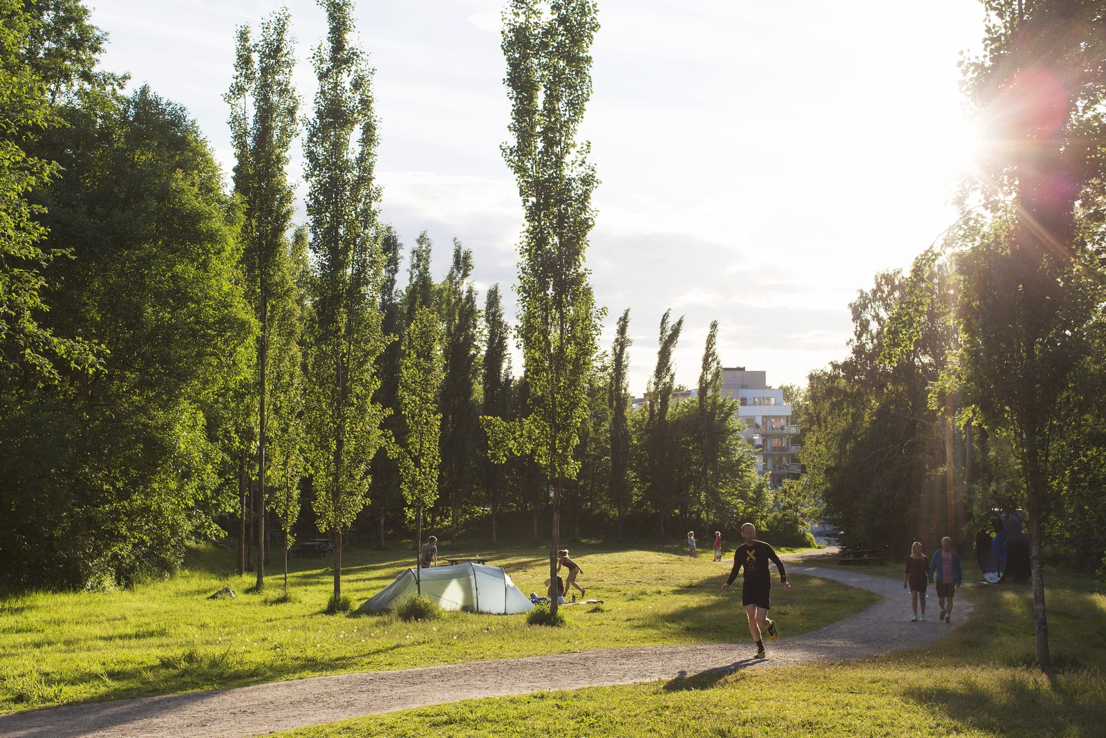 Om man følger vannspeilet til enden av Kværnerbyen kommer man til Svartdalsparken og Alnaelva, hvor det går fine turstier Galleribilde
