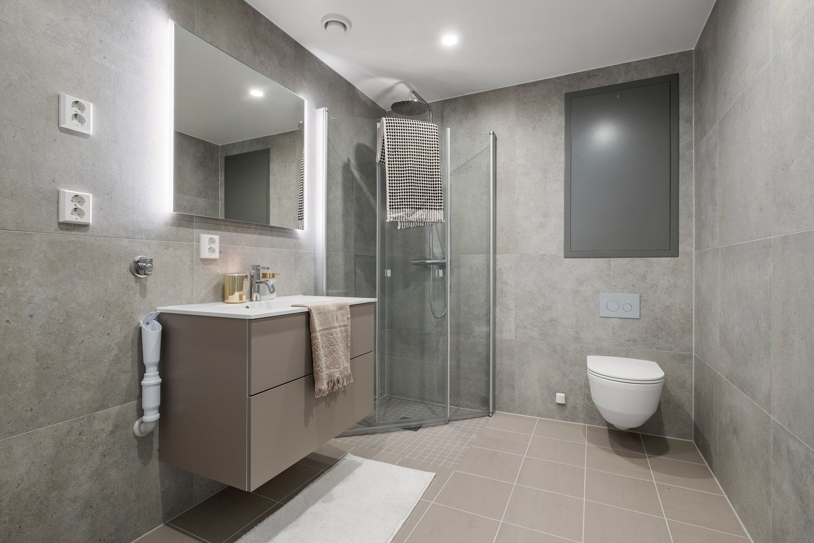 Pent flislagt bad på ca. 5kvm med varme i gulv. Galleribilde