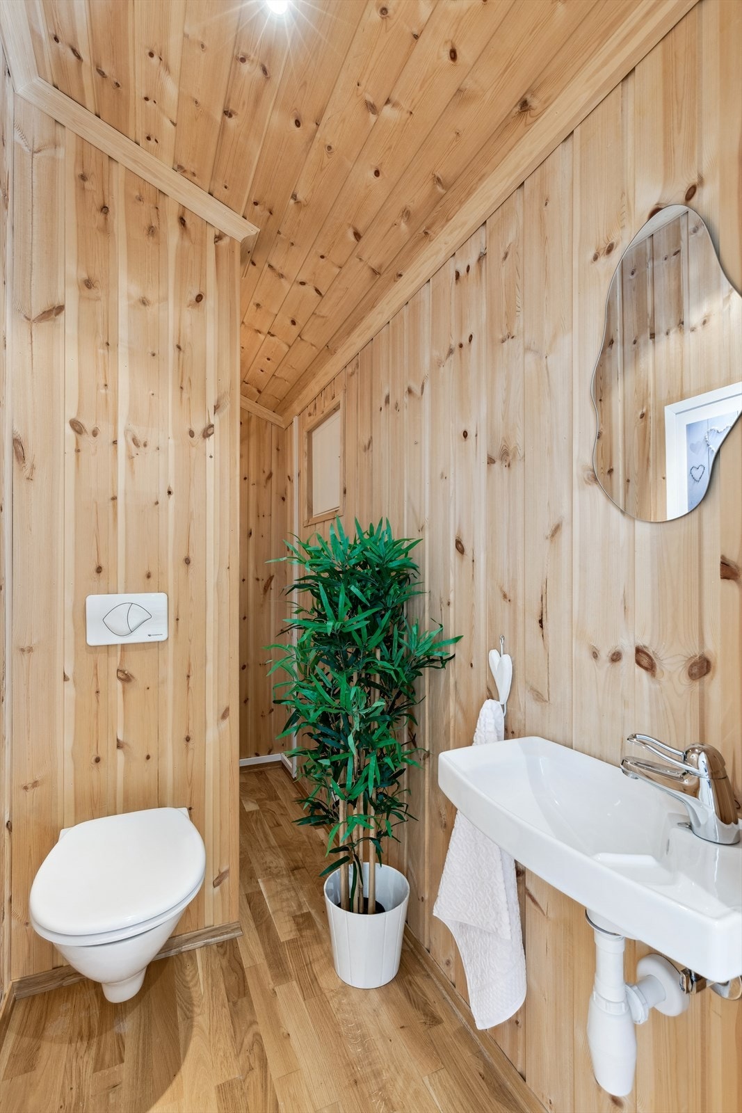 Praktisk toalettrom med lagringsplass i bakkant. Galleribilde