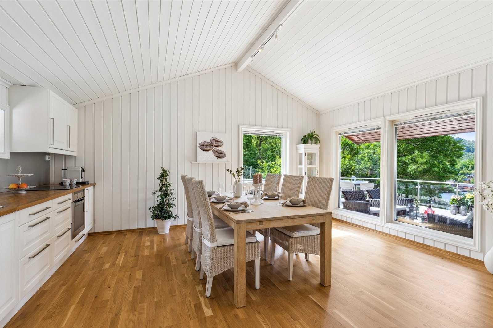 Rommets takhøyde bidrar til en god atmosfære i rommet. Galleribilde