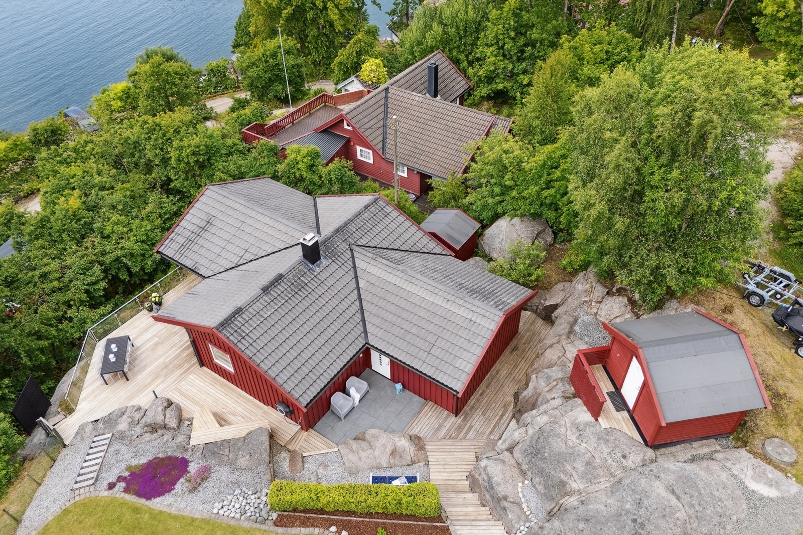 Tomta består i hovedsak av naturtomt med svaberg og terrasser, samt noe grøntområde. Galleribilde